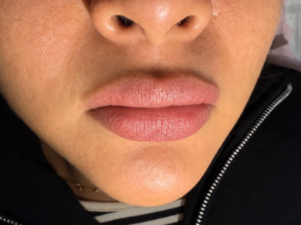 Labios después, con tono coral natural