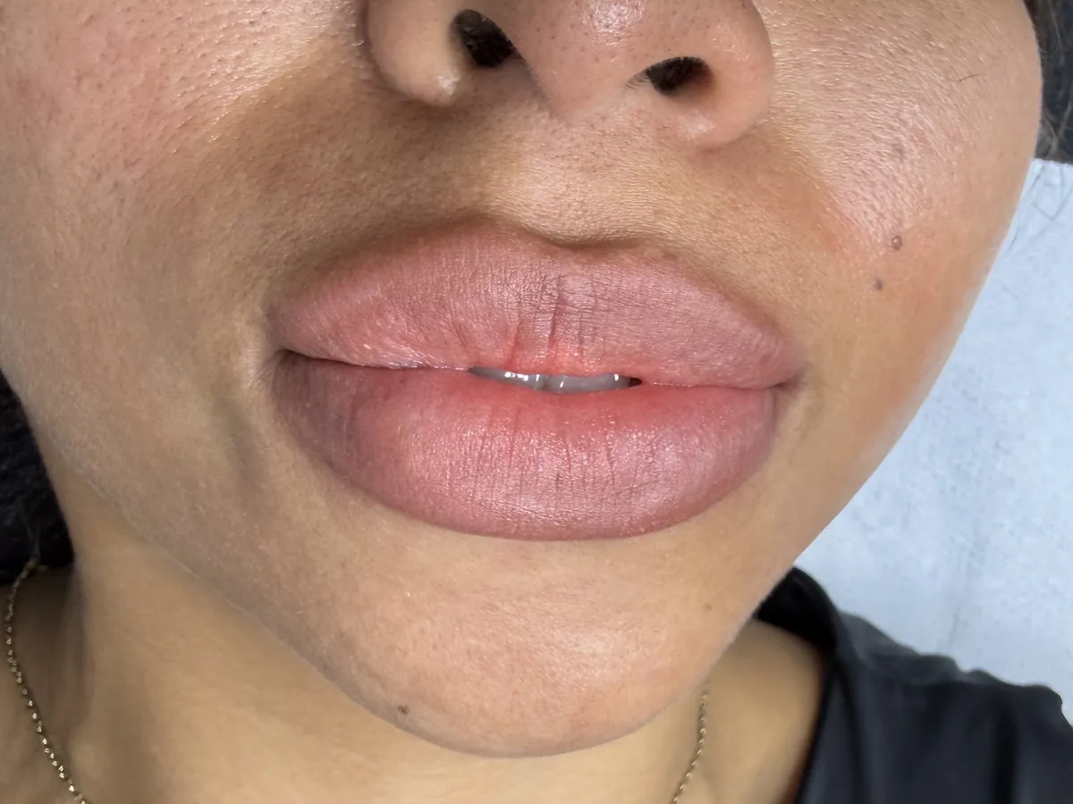Labios terminados con color uniforme